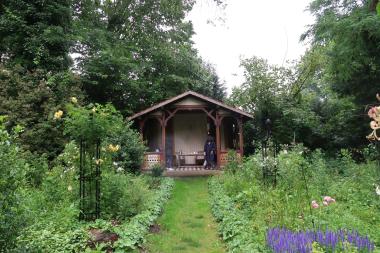 Ansicht des Garten mit Gartenlaube, die der LWL jetzt als Denkmal des Monats ausgezeichnet hat.<br>Foto: LWL/Reck