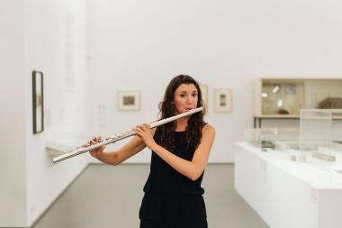 Flötistin Pia Marei Hauser spielt am Mittwoch (22.2.) um 19 Uhr in der Sammlung des LWL-Museums für Kunst und Kultur ein Wandelkonzert.<br>Foto: Ter Braak  