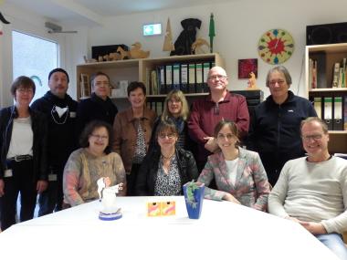 Ein Großteil des Teams der Iserlohner Tagesklinik und Ambulanz der LWL-Klinik Hemer im Ergotherapie- und Malraum.<br>Foto: LWL/Herstell