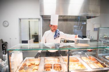 Das Bistro "Köstlich" ist eine beliebte Anlaufstelle für die Bewohner im Umkreis - heute tischt Koch Holger Fränzer auf.<br>Foto: LWL/Paul Metzdorf