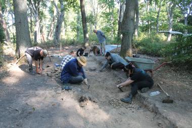 Schnitt am Großen Tumulus, Kapellenberg in Hofheim/Ts. Sommer 2022<br>Foto: Gronenborn