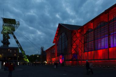 Die Maschinenhalle der Zeche Zollern wird zur "Extraschicht" wieder besonders effektvoll beleuchtet.<br>Foto: LWL / Gehrmann