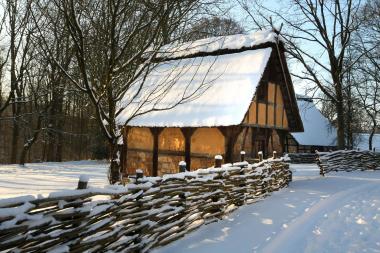 Bei den Winterspaziergängen durch das LWL-Freilichtmuseum Detmold lassen sich ganz besondere Eindrücke fotografisch festhalten.<br>Foto: LWL/Jähne