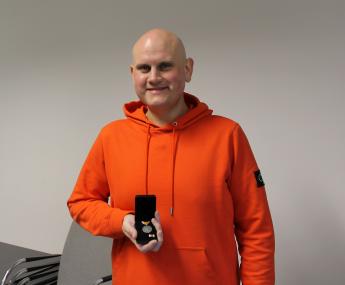 Darius Schlaudraff ist stolz auf die Auszeichnung, die ihm vom Kasseler Landrat Andreas Siebert überreicht wurde.<br>Foto: LWL