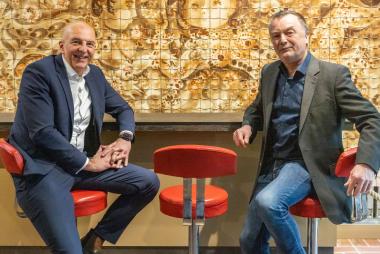 Dr. Georg Lunemann, der Direktor des LWL, und Museumsleiter Willi Kulke vor dem Fliesenwandbild aus der Mokkabar.<br>Foto: LWL/Harms