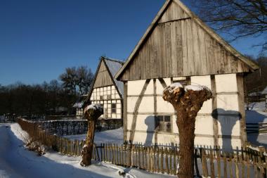 Winter im Freilichtmuseum: Zeit, die Weiden zu schneiden.<br>Foto: LWL/Jähne