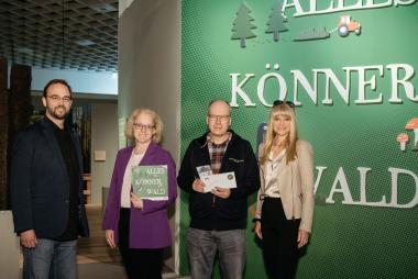 LWL-Kulturdezernentin Dr. Barbara Rüschoff-Parzinger (re.) und Museumdirektor Dr. Jan Ole Kriegs (li.) überraschten die 200 000. Besucher der Sonderausstellung "Alleskönner Wald", das Ehepaar Nicole und Frank Baumann (Mitte).<br>Foto: LWL/Steinweg