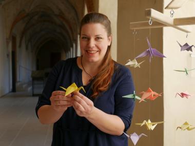 Friedliche Papierkunst: Beim Origami-Falten sind Ruhe und ein wenig Geduld von Vorteil.<br>Foto: LWL/Kristina Schellenberg