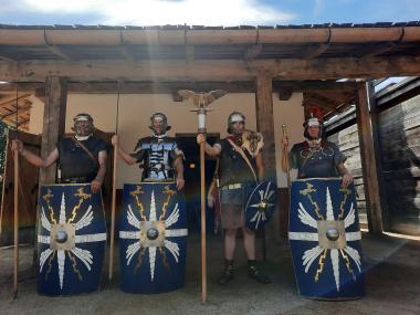 Am letzten Wochenende im März lassen die römischen Legionäre der Legio XIX das Leben der römischen Soldaten auf der Römerbaustelle Aliso erneut lebendig werden.<br>Foto: LWL/B. Kühlborn