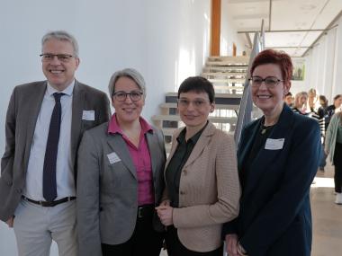 LVR-Jugenddezernent Knut Dannat (v.l.), Kerstin Claus, unabhängige Beauftragte für Fragen des sexuellen Kindesmissbrauchs, NRW-Kinder-und Jugendministerin Josefine Paul und LWL-Jugenddezernentin Birgit Westers setzen sich für den Kinderschutz ein.<br>Foto: LWL/Gleis