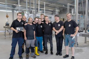 Die Brauerei-Truppe rund um Gesellschafter Guido Hentze (r.) posiert mit der neuen Dosenproduktion.<br>Foto: LWL/Paul Metzdorf