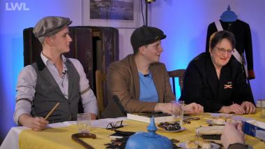 Unterwegs auf einer gemeinsamen Zeitreise mit Stift und Papier sind von links: Niklas Schulz, Mia Marxhausen, Dr. Sylvia Necker.<br>Foto: LWL