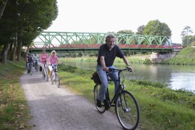 Hebert Niewerth begleitet die Teilnehmer:innen der Radtouren, die am Schiffshebewerk starten.<br>Foto: LWL / Hudemann