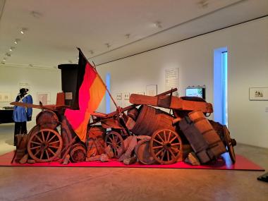 Für die Ausstellung "Demokratie und Medien. 175 Jahre März-Revolution 1848 in zeitgenössischen Karikaturen" hat das Museum "Abtei Liesborn" eine Barrikade der Revolution von 1848 nachgebaut.<br>Foto: Museum "Abtei Liesborn"