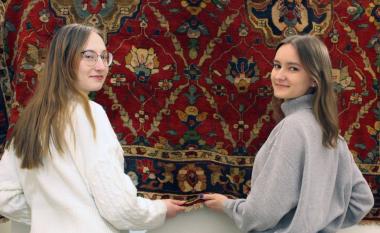 Museumsmitarbeiterinnen Helena Essing (l.) und Anna Sosatzki bei der Vorbereitung der neuen Sonderausstellung "Der ewige Teppich" im Textilwerk.<br>Foto: LWL