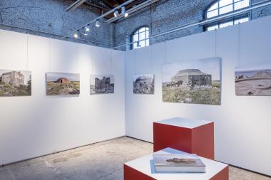 Blick in die Ausstellung "The Wall" in der Sheddachhalle des ehemaligen Bessemerstahlwerks der Henrichhütte.<br>Foto: LWL / Harm