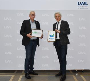 Thomas Voß (l., Kaufmännischer Direktor der LWL-Kliniken Münster und Lengerich) und Prof. Dr. Meinolf Noeker.&lt;br&gt; Foto: LWL/Sibylle Kaufhold 