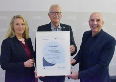 Der Direktor des LWL, Dr. Georg Lunemann (rechts), und die LWL-Kämmerin, Birgit Neyer, freuen sich mit Thomas Voß (Mitte) über die Urkunde &quot;Gründungsmitglied im Unternehmensnetzwerk Klimaschutz&quot;.&lt;br&gt;Foto: LWL/Uta Forbrig 