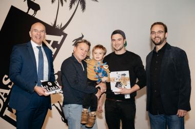 Dr. Georg Lunemann (li), der Direktor des LWL, und Dr. Jan Ole Kriegs, Chef des LWL-Museums für Naturkunde, überraschten die einhunderttausendsten Besucher der Klima-Ausstellung.&lt;br&gt;Foto: LWL/Steinweg 