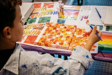 Beim Familientag im LWL-Museum für Naturkunde erfahren Kinder und Erwachsene bei spielerischen Aktionen, wie etwa dem Malen mit Quadratologo, viel über das Klima.&lt;br&gt;Foto: LWL/Steinweg 