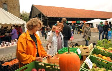 Der Ökomarkt lockt mit seinem regionalen Angebot in das LWL-Industriemuseum Zeche Nachtigall.&lt;br&gt;Foto: LWL/Appelhans 