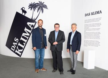 Minister Oliver Krischer (Mitte) wurde gemeinsam mit Münsters Stadtdirektor Thomas Paal (re.) durch Museumsdirektor Dr. Jan Ole Kriegs durch die Sonderausstellung &quot;Das Klima&quot; im LWL-Museum für Naturkunde geführt.&lt;br&gt;Foto: LWL/Emad Daood 