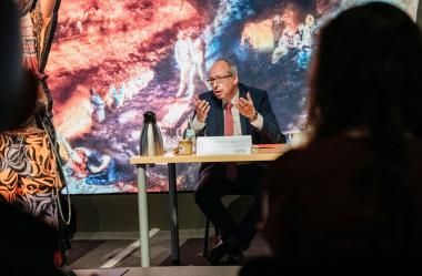 Beim Pressegespräch im LWL-Museum für Naturkunde erläutert LWL-Direktor Matthias Löb (bis 30.06.) die Besonderheiten der neuen Ausstellung.&lt;br&gt;Foto: LWL/Steinweg 