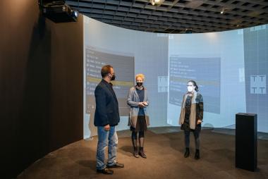 Dr. Annegret Saxe (Mitte) vom Stiftungsvorstand schaut sich im Namen der Stiftung der Sparkasse Münsterland Ost gemeinsam mit LWL-Museumsdirektor Dr. Jan Ole Kriegs und Ausstellungskuratorin Lisa Wong die Zeitkapsel an.&lt;br&gt;Foto. LWL/Steinweg 