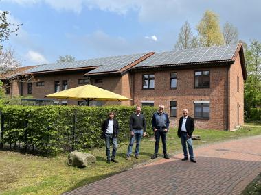Vor den Solardächern der LWL-Klinik Herten (v.l.): Hans-Jürgen Bußmann (Einkauf/Wirtschaft/Organisation), Marcus Meyer (Allgemeine Verwaltung), Jörg Hauff (Umweltbeauftragter) und Dr. Michael Kramer (Finanzen, Entwicklung, IT-Management). &lt;br&gt;Foto: LWL 