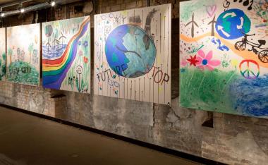 10 großformatige Bilder von Jugendlichen zum Thema &quot;Stadt der Zukunft&quot; sind im Untergeschoss der Maschinenhalle zu sehen.&lt;br&gt;Foto: LWL / Gehrmann 