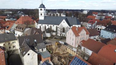 Blick von Südosten auf Schloss-Neuhaus, die Pfarrkirche St. Heinrich und die geöffnete Grabungsfläche an der Stelle des alten Pfarrhauses.&lt;br&gt;Foto: EggensteinExca, Georg Eggenstein 