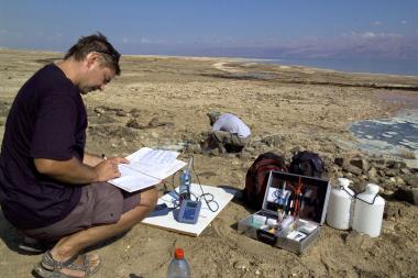 Dr. Christian Siebert (Vordergrund) beim Entnehmen und Dokumentieren einer Probe aus einem &quot;Sinkhole&quot; (Einsturzkrater).&lt;br&gt;Foto: Helmholtz-Institut für Umweltforschung, Halle/ Saale 