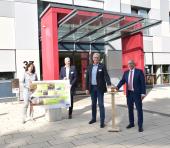 LWL-Direktor Matthias Löb (rechts) nimmt zusammen mit der Betriebsleitung der LWL-Klinik Münster (v.l.) Dr.  Jutta Settelmayer als stellv. Ärztliche Direktorin, Michael Lison als Pflegedirektor und Thomas Voß als Käufmännischer Direktor die neue Solaranlage in Betrieb.&lt;br&gt;Foto: LWL-Klinik Münster/Sibylle Kaufhold 