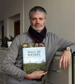 Prof. Dr. Michael Baales ist Mitherausgeber der Publikation über die spätauszeitliche &quot;Welt im Wandel&quot;, die auch viel Forschungswissen aus Westfalen beiträgt.&lt;br&gt;Foto: LWL/H. Menne 