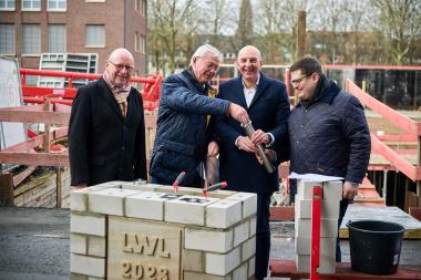 Dr. Georg Lunemann, Direktor des LWL (2.v.r.), befüllt zusammen mit Münsters Oberbürgermeister Markus Lewe, Klaus Baumann (Vorsitzender der LWL-Landschaftsversammlung) und LWL-Baudezernent Urs Frigger die Zeitkapsel für das neue Gebäude des LWL-Campus am Landeshaus in Münster.&lt;br&gt;Foto: LWL/Urban 