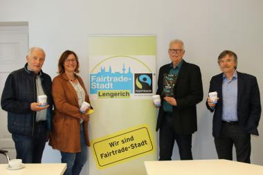 In der LWL-Klinik Lengerich gibt es nur noch Bio-Fairtrade-Kaffee: Das berichtete Thomas Voß (Kaufmännischer Direktor der LWL-Klinik Lengerich, 3.v.l.) seinen Gästen, Dr. Alois Thomes (l.), Heike Schubert und Wilhelm Möhrke, stellvertretend für die FairTrade-Stadt Lengerich-Kampagne.<br>Foto: LWL/J. Westerkamp