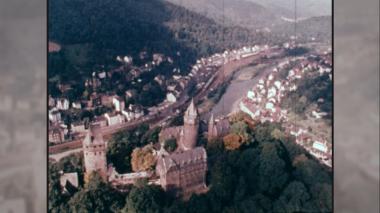 Der Film "Das Bergland zwischen Ruhr und Sieg" zeigt historische Luftaufnahmen aus Südwestfalen wie hier die Burg Altena mit der gleichnamigen Stadt und dem Fluss Lenne im Hintergrund.<br>Foto: LWL