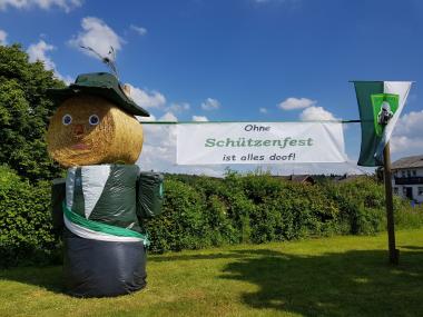 Aufgestellte Strohpuppe anlässlich der ausgefallen Schützenfeste 2020 im westfälischen Buke (Kreis Paderborn).<br>Foto: Steven Walton