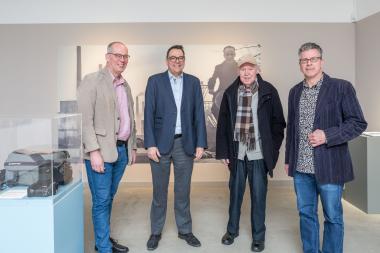 Prof. Dr. Markus Köster (LWL-Medienzentrum für Westfalen), Museumsleiter Dr. Arnulf Siebeneicker, Fotograf Helmuth Orwat und Stephan Sagurna (LWL-Medienzentrum für Westfalen) in der Ausstellung.<br>Foto: Harms/LWL