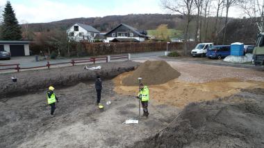 Die Überreste eines Gebäudes aus dem 12. Jahrhundert werden von Jan Rosbeck, Grabungstechniker bei der LWL-Archäologie, zentimetergenau eingemessen.<br>Foto: LWL/A. Wibbe