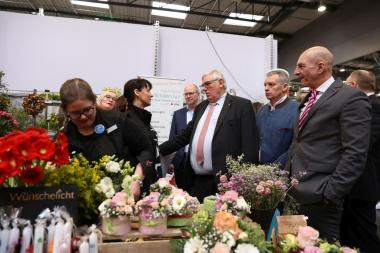 Dr. Georg Lunemann, Direktor des LWL (r.), und NRW-Sozialminister Karl-Josef Laumann, besuchten auf der LWL-Messe der Inklusionsunternehmen zahlreiche Stände wie ein Floristik-Unternehmen, das inklusiv arbeitet.<br>Foto: LWL/Rauch