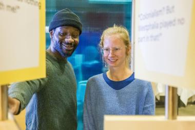 Künstler Emmanuel Edoror und Kuratorin Julia Bursa diskutieren im Infokubus der Ausstellungswerkstatt.<br>Foto: LWL/Harms  