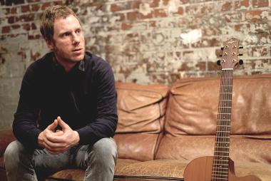 Der Musiker Chris Hanson kommt mit seiner Gitarre und Bildern ins LWL-Planetarium in Münster.<br>Foto: Chris Hanson