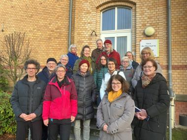 Die Besuchergruppe des Evangelischen Bildungswerkes Dortmund nach ihrem Spaziergang über das große Gelände der LWL-Klinik in Aplerbeck. Angeregt hatte die Veranstaltung Johanna Lohff vom Bildungswerk (r. vorne). Vorne links stehen Körperpsychotherapeut Uwe Hillebrandt und Klinik-Pfarrerin und -Seelsorgerin Anke Thimm.<br>Foto: LWL/Herstell