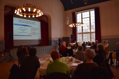 Prof. Dr. Ronald Bottlender, der Ärztliche Direktor der LWL-Kliniken Lippstadt und Warstein, begüßte im Festsaal der Warsteiner Klinik rund 100 Teilnehmende zum 32. Warsteiner Psychiatrie-Symposium.<br>Foto: LWL