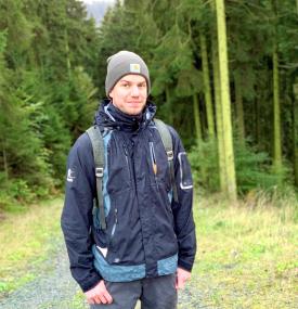 Waldpädagoge Janik Hentschel geht mit jungen Patient:innen in die Natur.<br>Foto: LWL