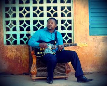 Samba Touré gilt als musikalischer Erbe des verstorbenen Ali Farka Touré. Im Laufe seiner Karriere hat er sich neben den musikalischen Einflüssen seines Mentors seinen eigenen Stil erarbeitet.<br>Foto: privat