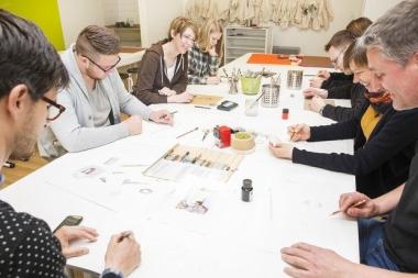 Kunstvermittler Max Tomasoni (l.) begleitet den Themenabend am Donnerstag (23.3.) im LWL-Museum für Kunst und Kultur mit einer Live-Zeichnung.<br>Foto: LWL/Hanna Neander