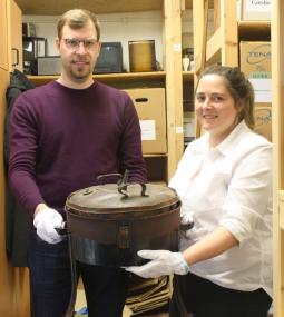 Emil Schoppmann (l.) und Silke Bange im Depot des LWL-Psychatriemuseums mit einem "Breslauer Apparat".<br>Foto: LWL