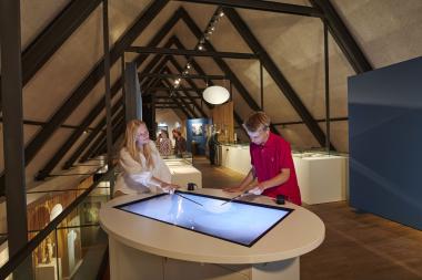 Latein digital: Medienstationen, die Besucherinnen und Besucher schon in "Latein. Tot oder lebendig!?" nutzten, sind jetzt auch digital verfügbar.<br>Foto: Ansgar Hoffmann, www.hoffmannfoto.de